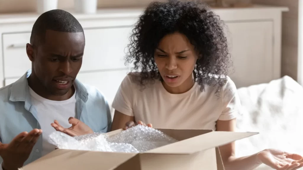 Una pareja observa una caja con burbujas de aire